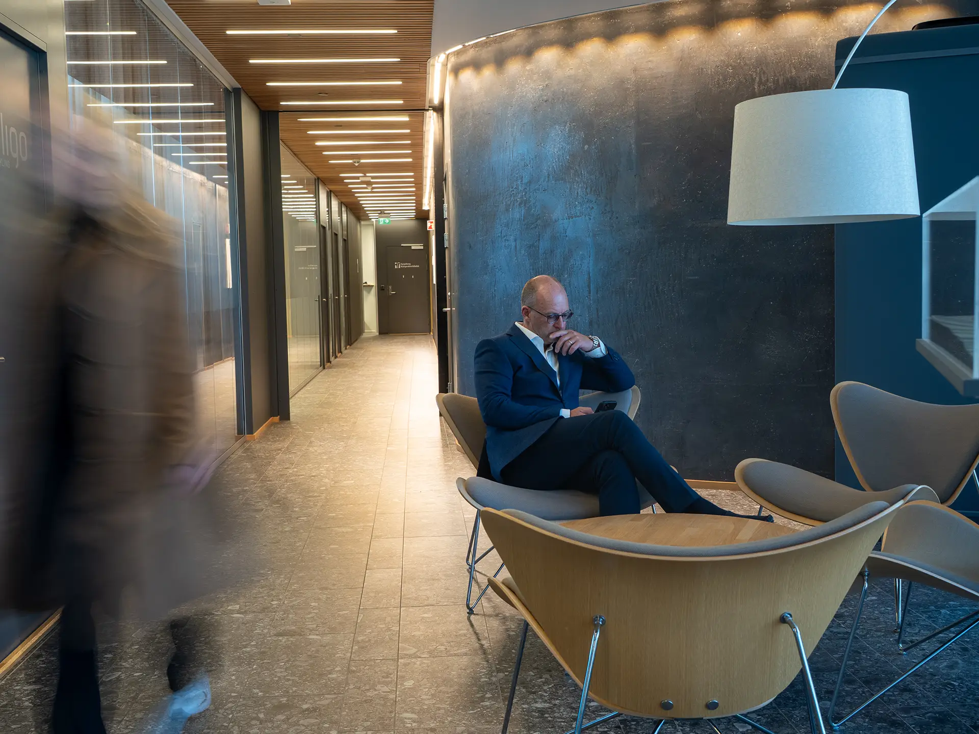 Lyse korridorer og moderne interiør skaper energi og flyt i arbeidsdagen.
