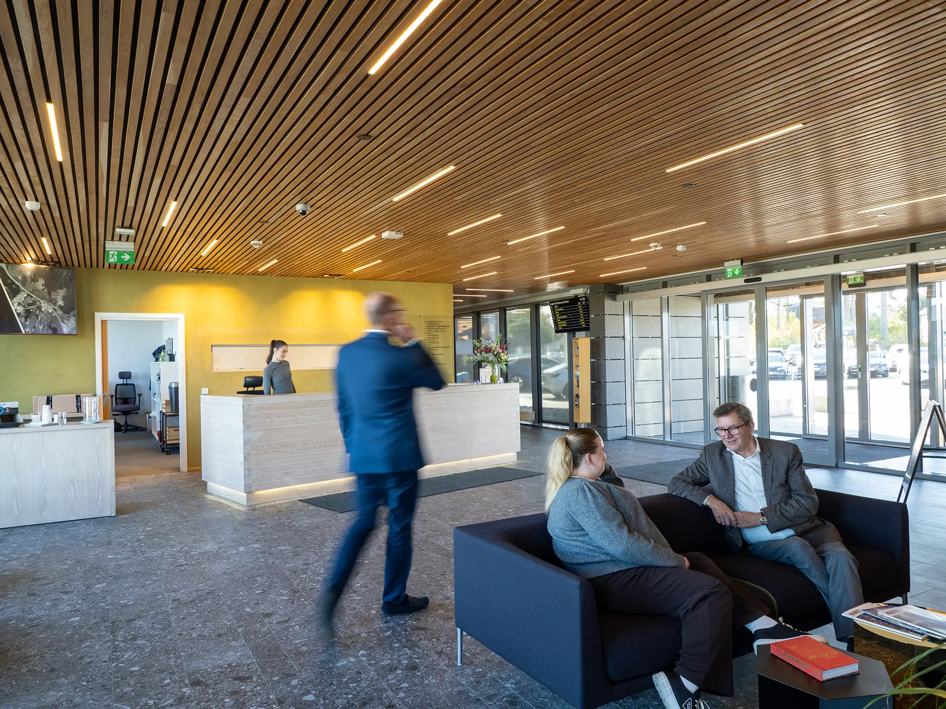 Resepsjon og lobby – et lyst og åpent møtested for både ansatte og besøkende.