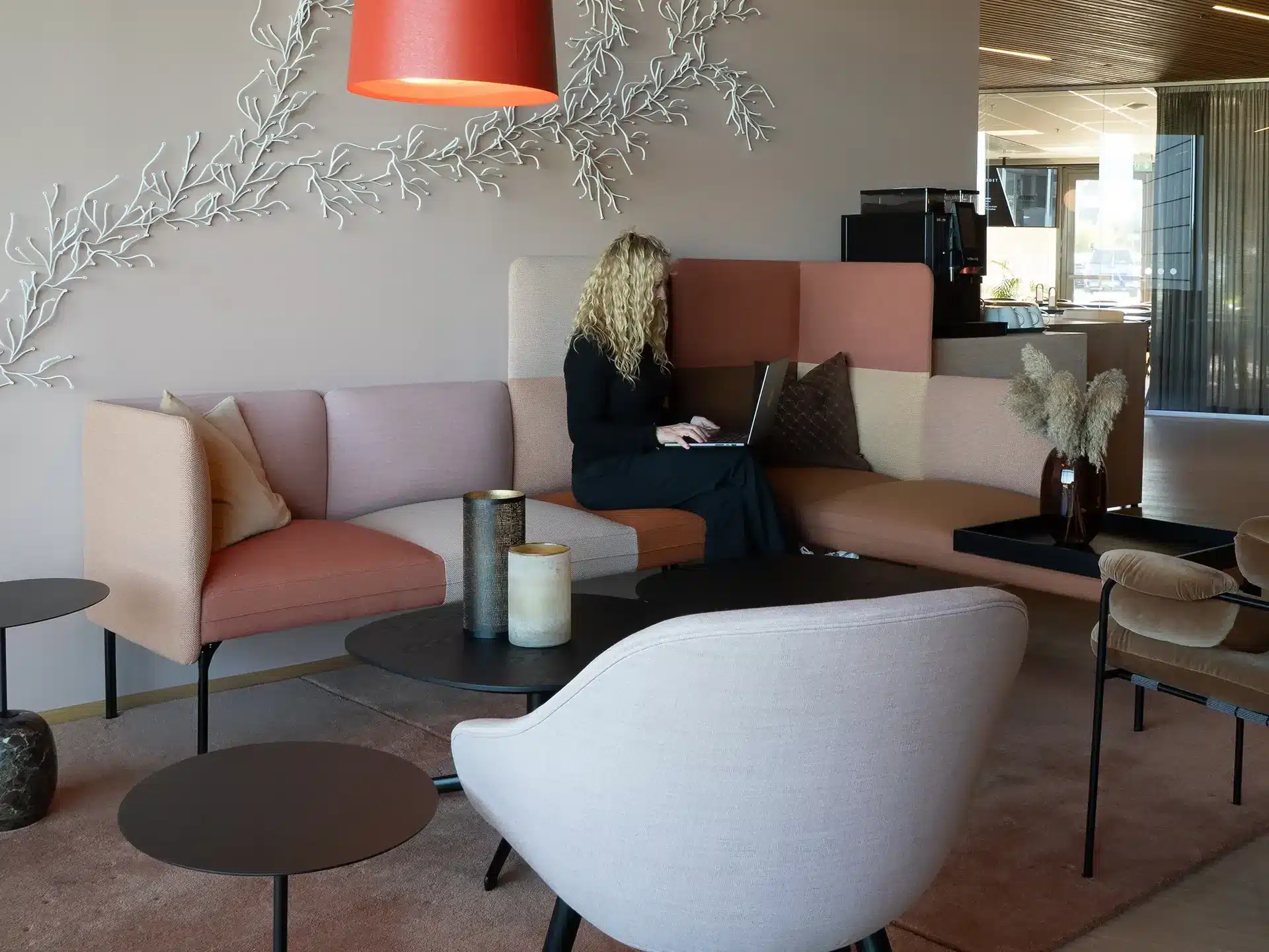 Lounge-soner som inviterer til uformelle møter og små pustepauser i hverdagen.
